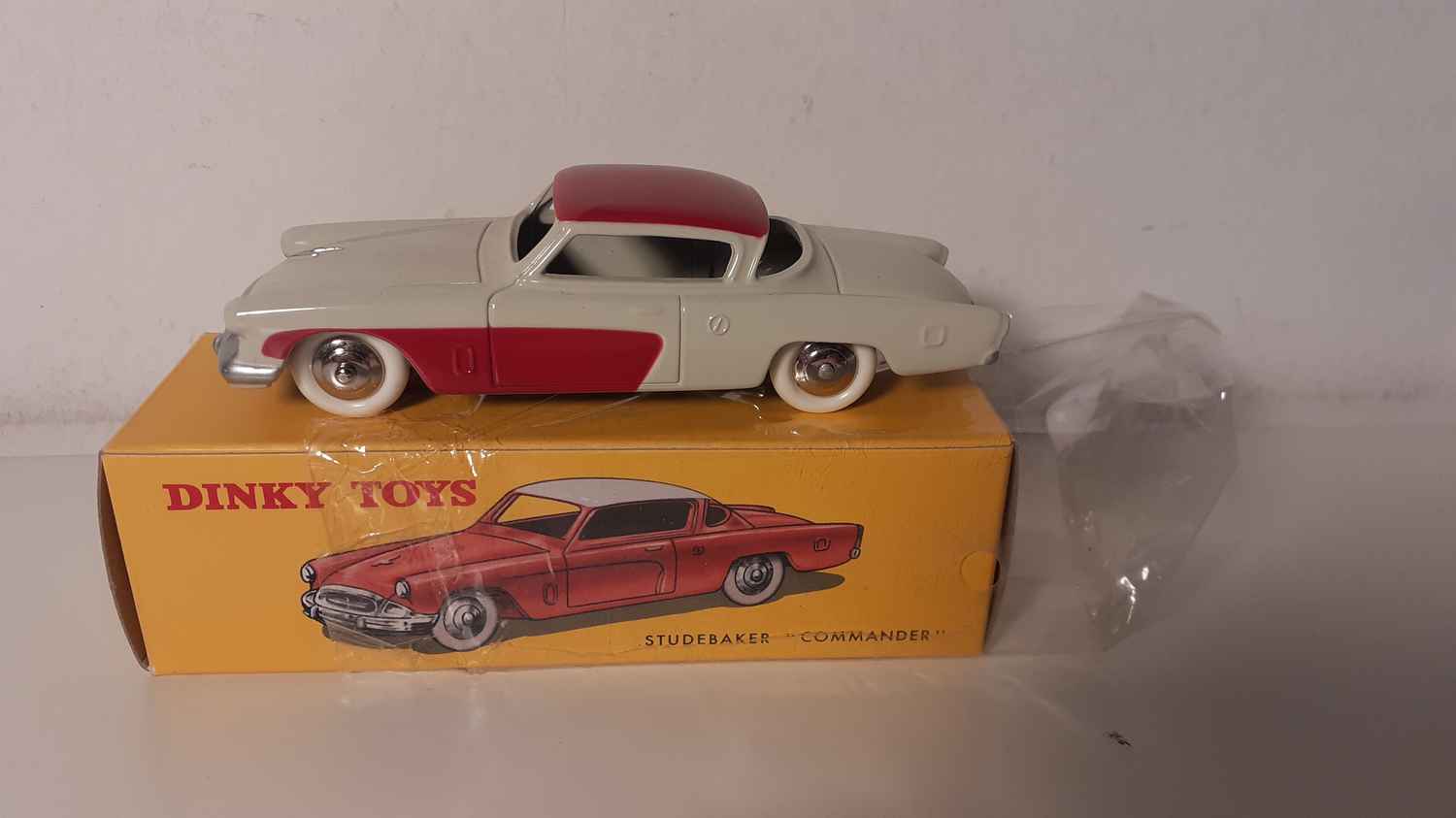 Studebaker Commander beige et toit bordeaux Dinky-Toys (Editions Atlas)