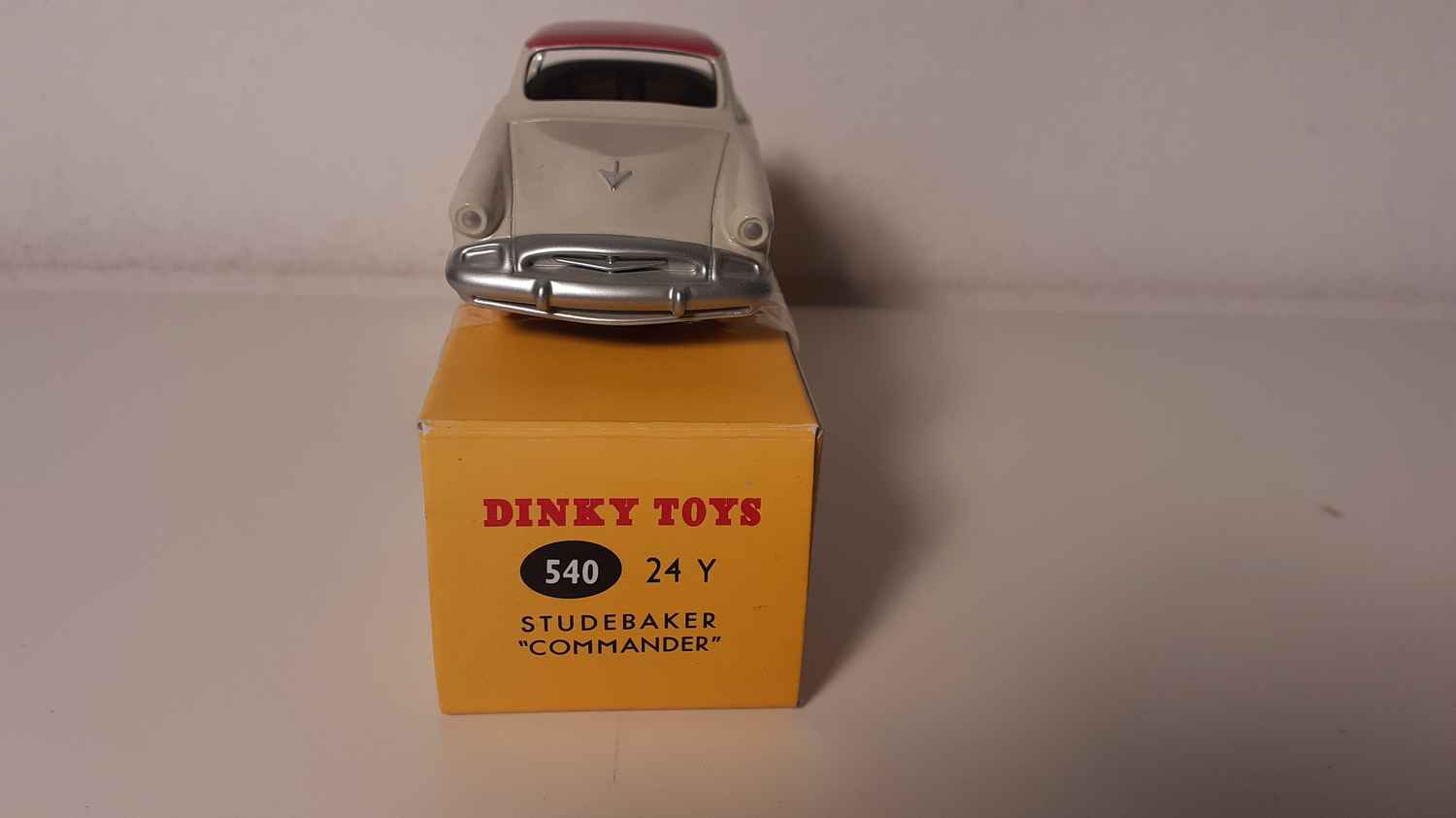 Studebaker Commander beige et toit bordeaux Dinky-Toys (Editions Atlas)