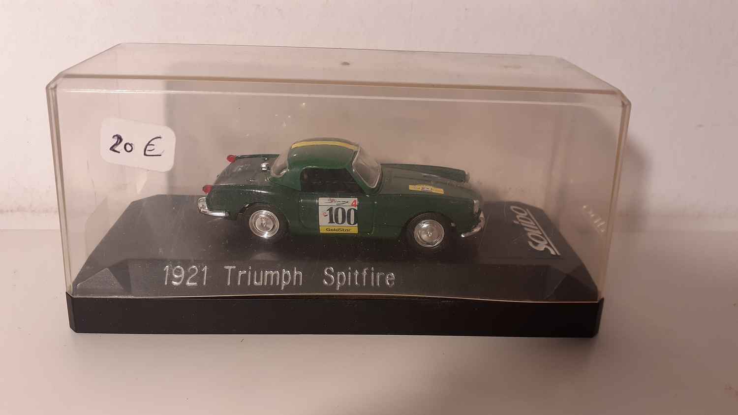 Triumph Spitfire verte avec le numéro 100 (Solido référence 1921)