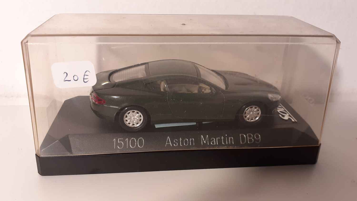 Aston Martin DB9 verte très foncée (Solido référence 15100)