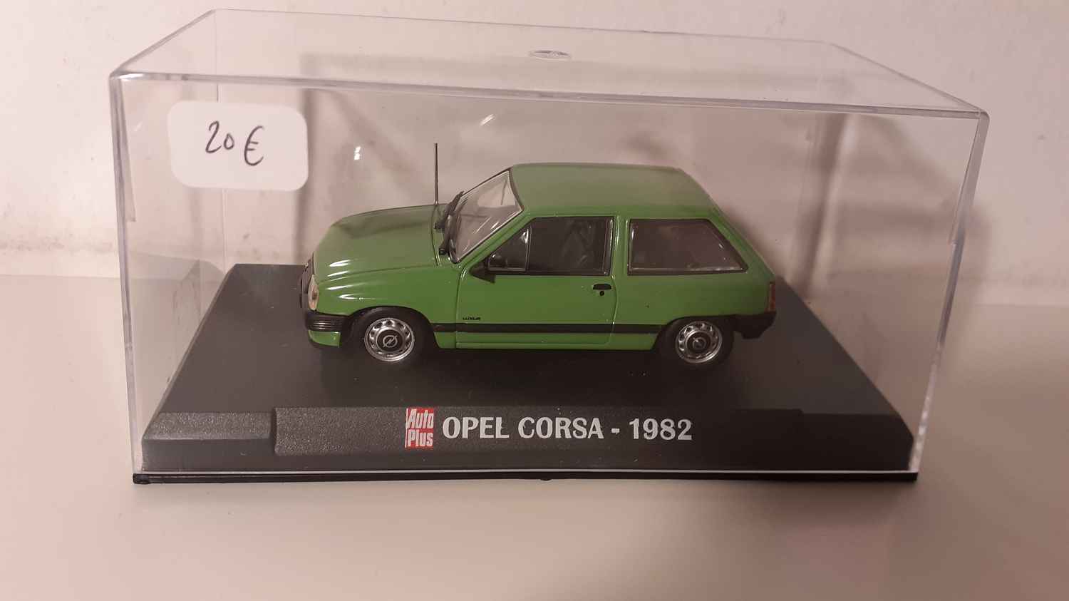 Opel Corsa verte de 1982 (Auto PLus)