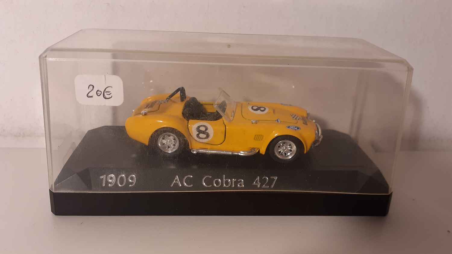 AC Cobra 427 jaune avec le numéro 8 (Solido référence 1909)