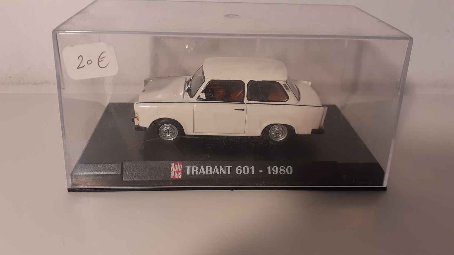 Trabant 601 blanche/beige pâle de 1980 (Auto Plus)