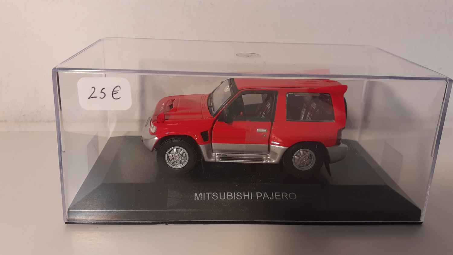 Mitsubishi Pajéro rouge