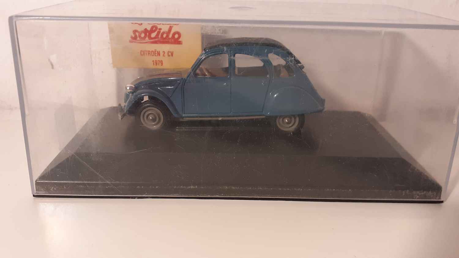 Citroën 2 CV bleue de 1979