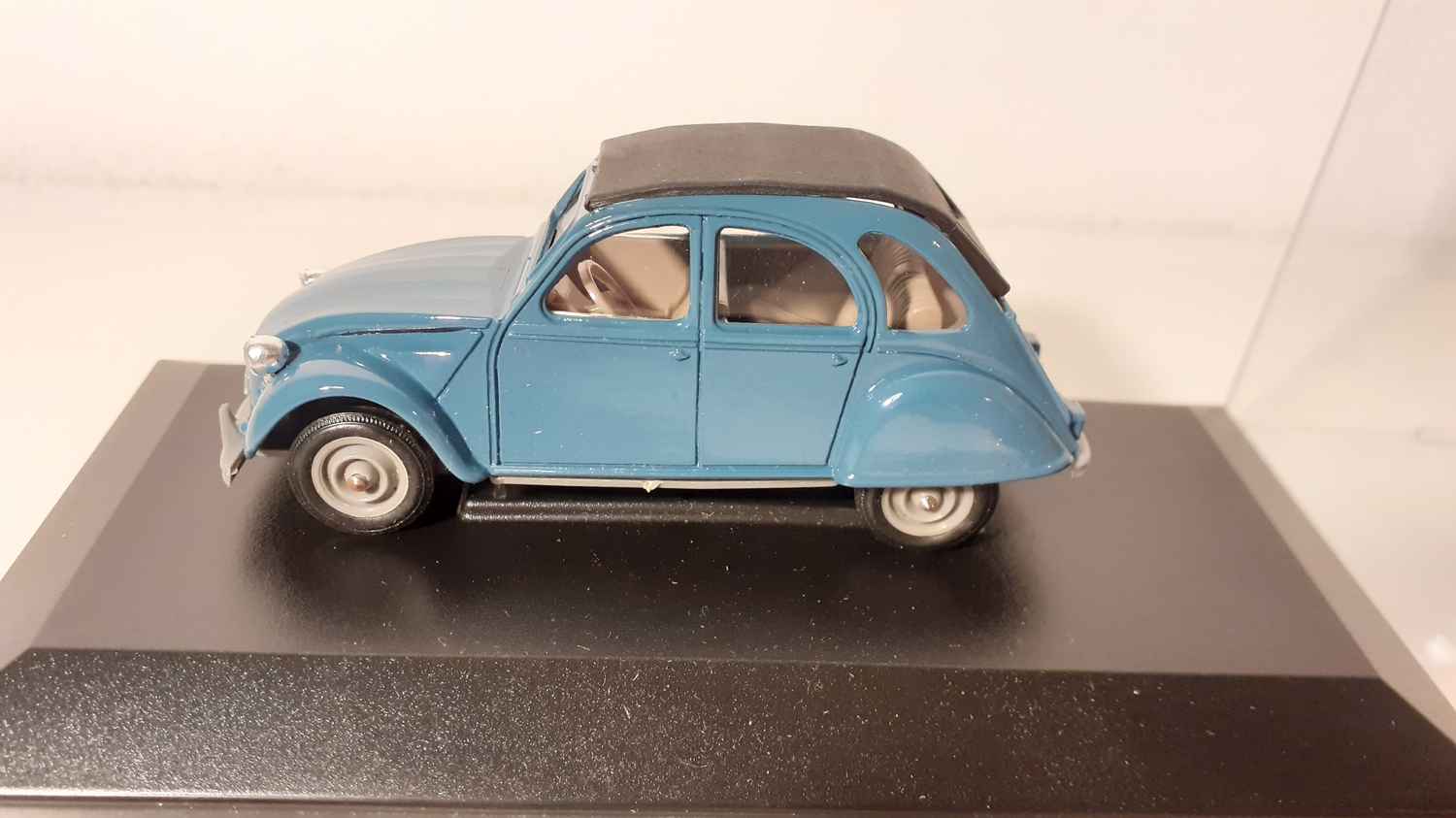 Citroën 2 CV bleue de 1979