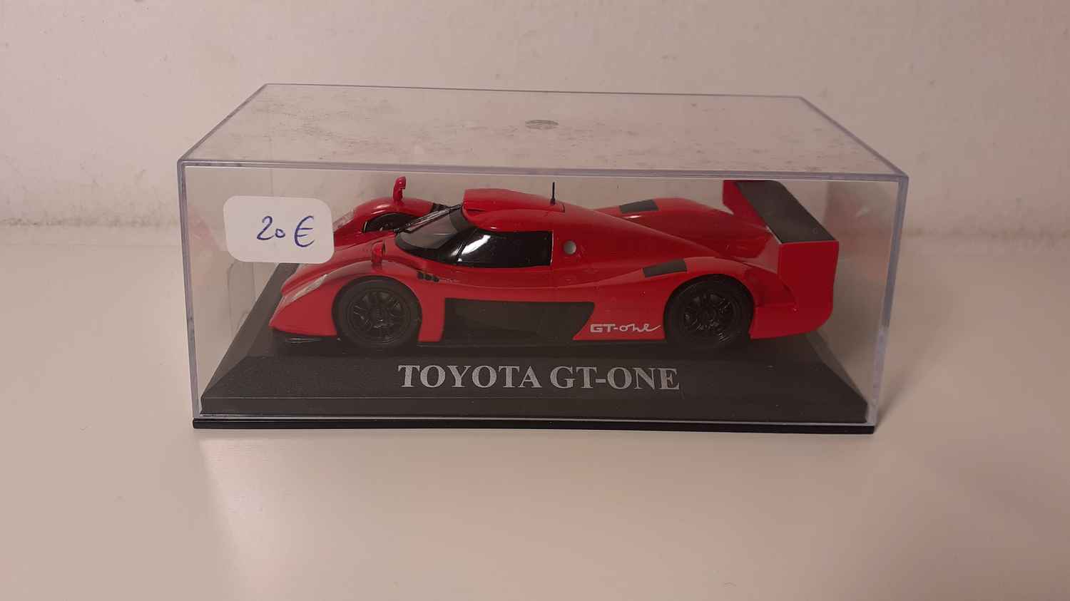 Toyota GT-One rouge