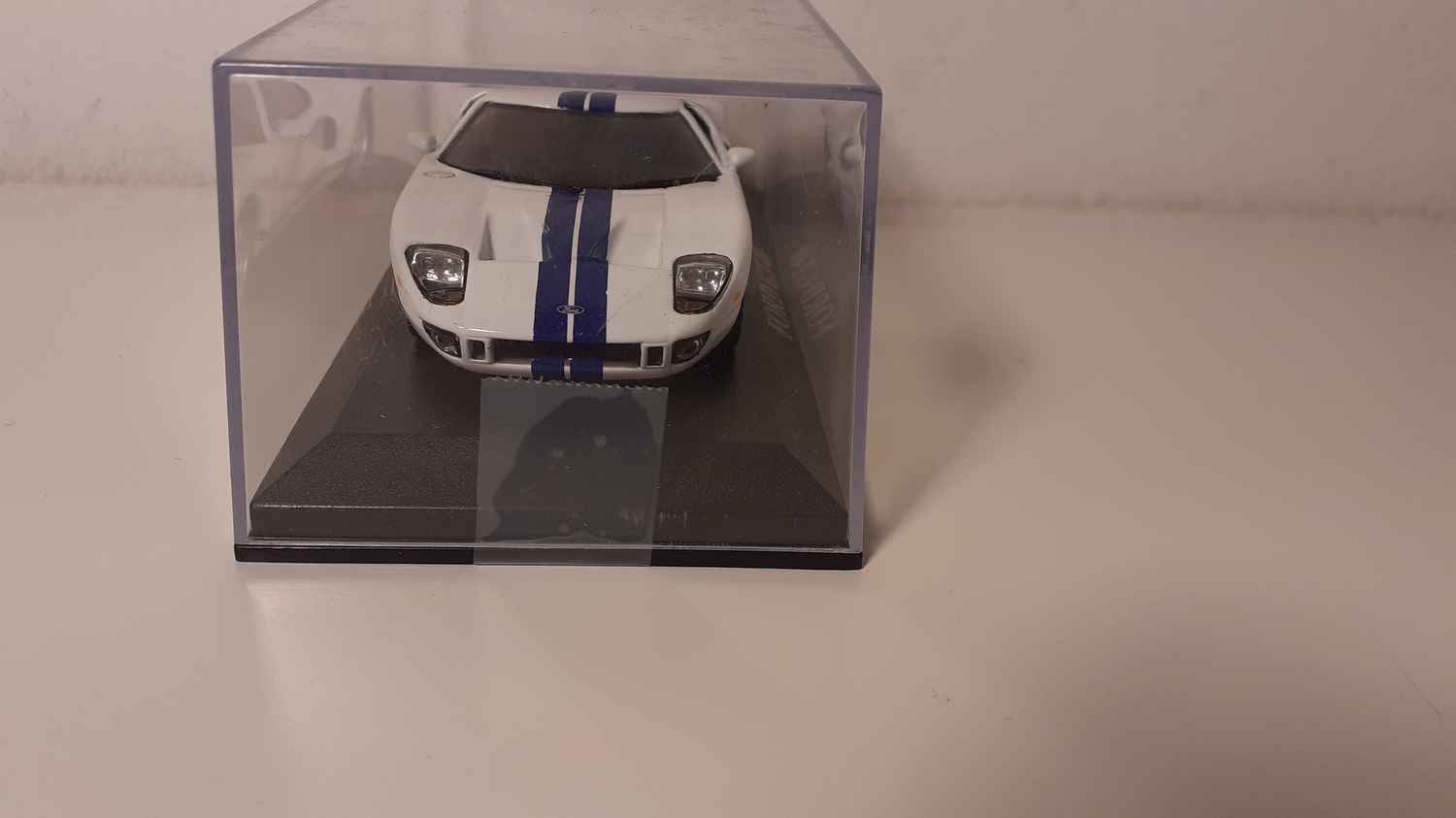 Ford GT40 blanche et barres bleues