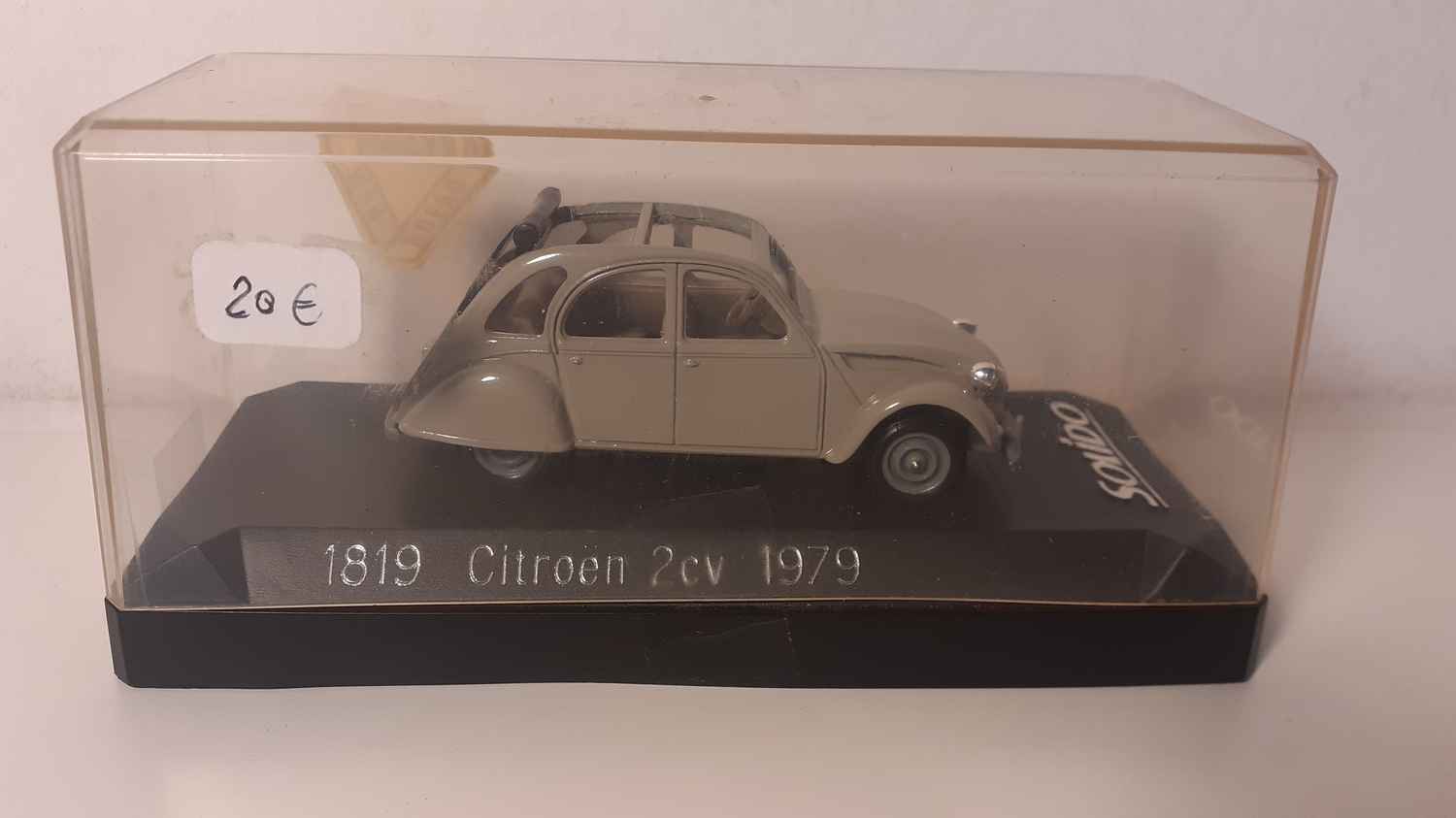 Citroën 2 CV grise décapotée de 1979 (Solido référence 1819)