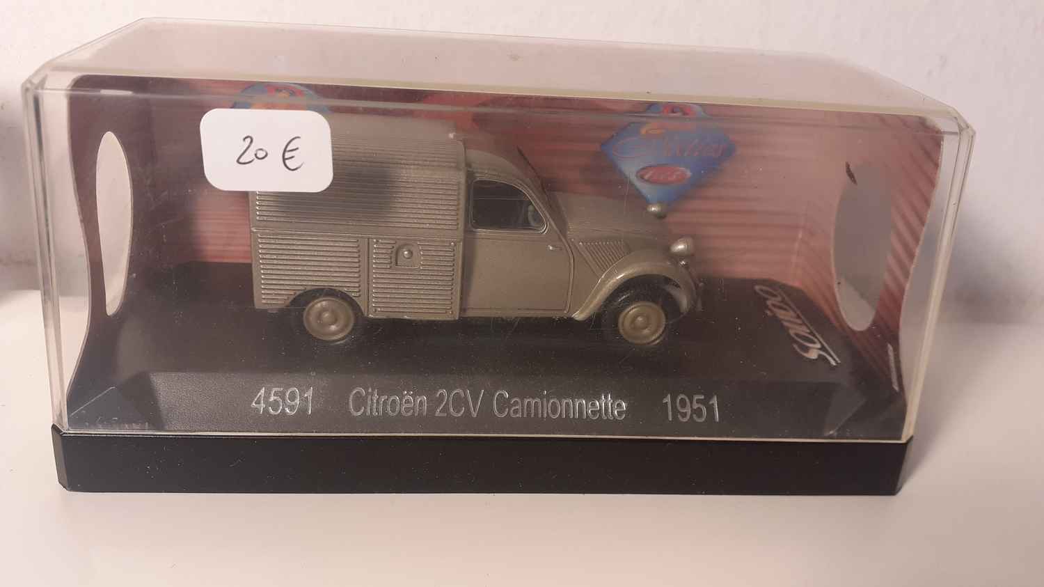 Citroën 2 CV camionnette grise de 1951 (Solido référence 4591)