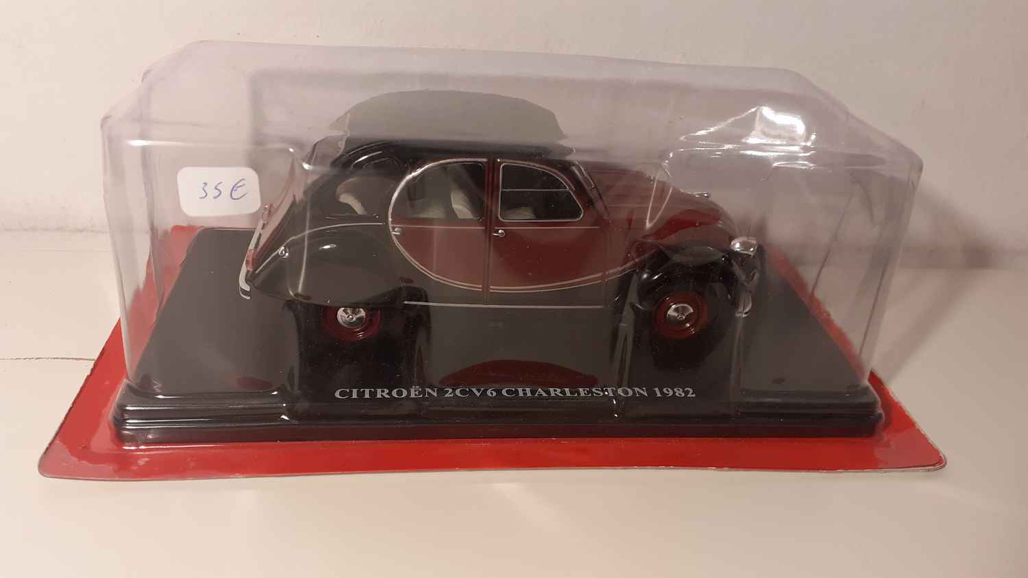 Citroën 2 CV6 Charleston bordeaux et noire de 1982 (échelle 1/24ème)