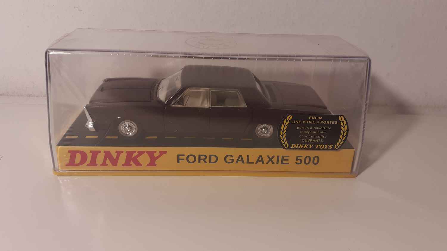 Ford Galaxie 500 bordeaux Dinky-Toys (Edition Atlas)