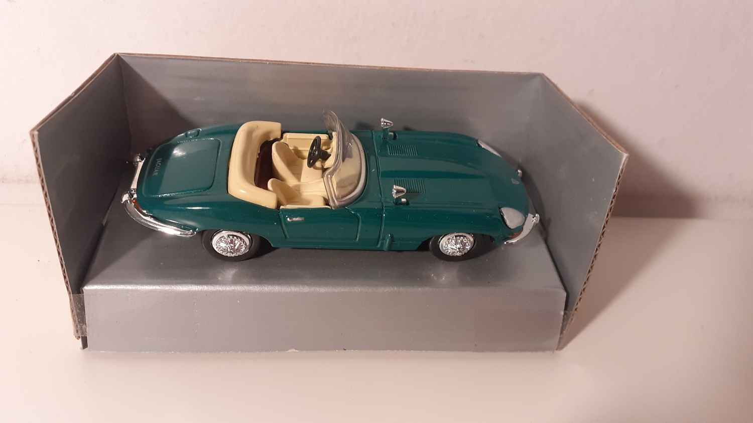 Jaguar E verte cabriolet