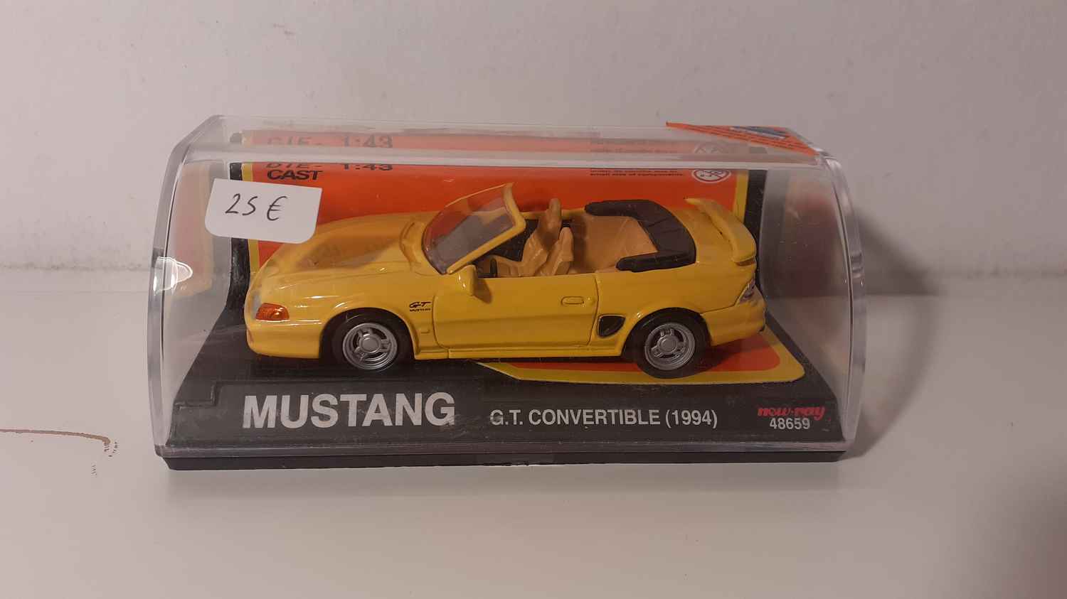 Ford Mustang G.T. convertible jaune de 1994