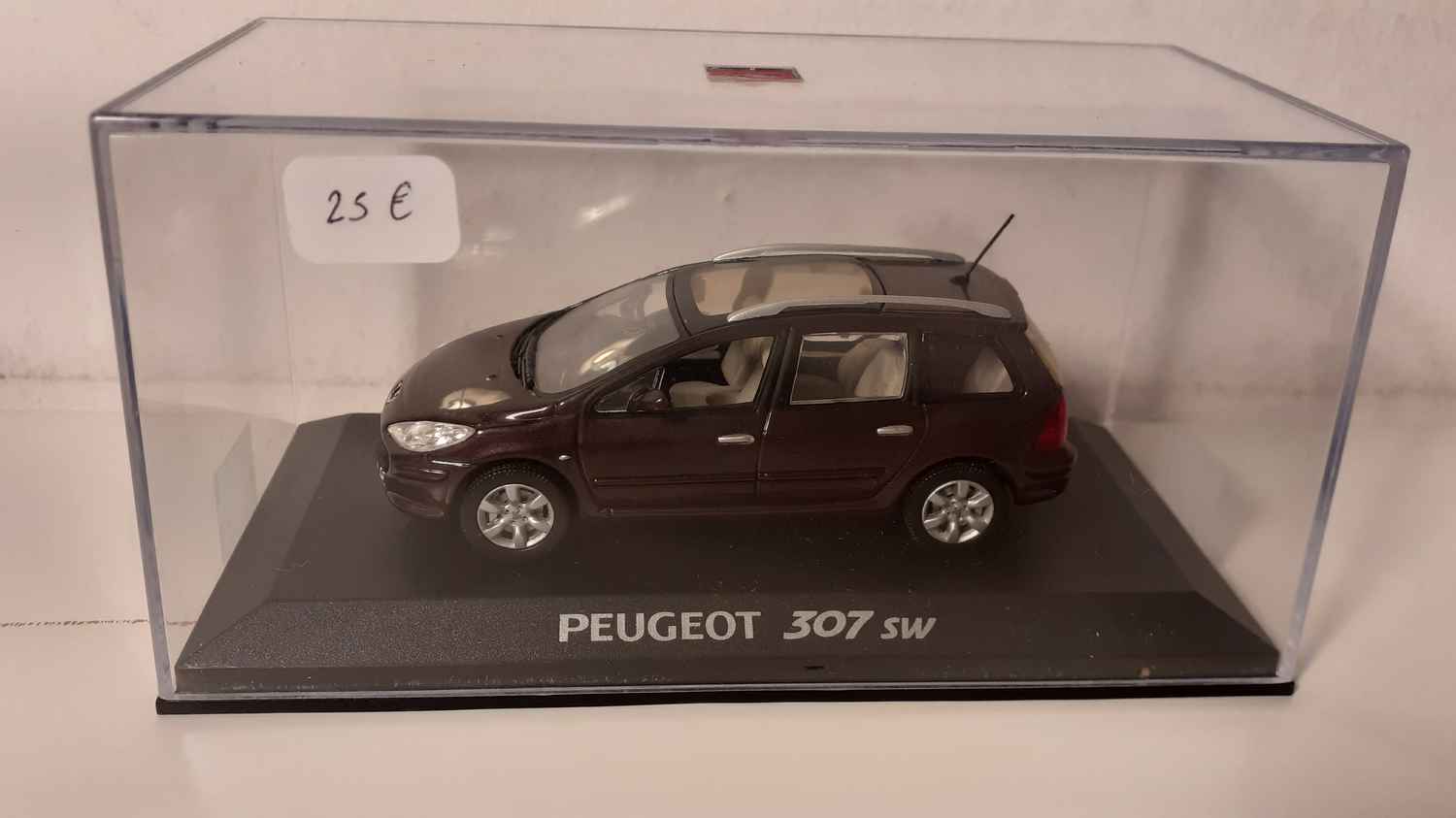 Peugeot 307 SW violette foncée? (Norev)