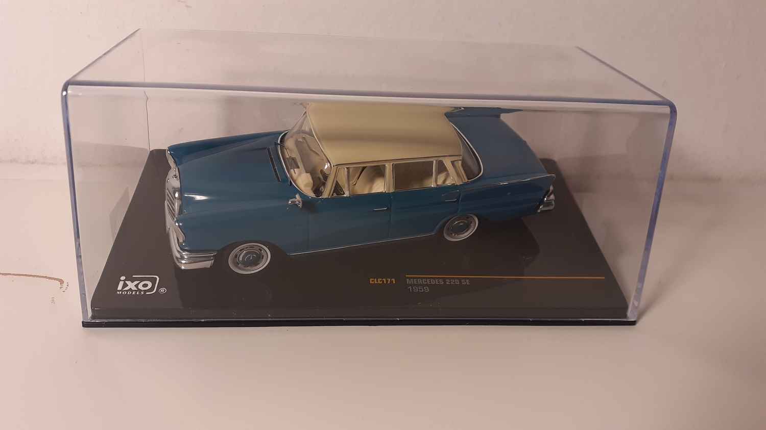 Mercedes 220 SE bleue et toit beige de 1959 (IXO Models référence CLC171)