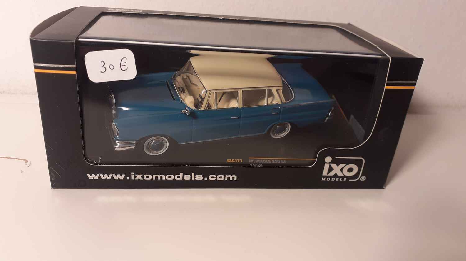 Mercedes 220 SE bleue et toit beige de 1959 (IXO Models référence CLC171)