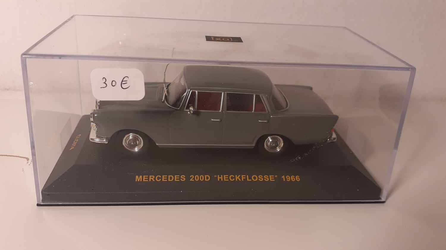 Mercedes 200D "Heckflosse" grise de 1966 (IXO Models référence CLC074)