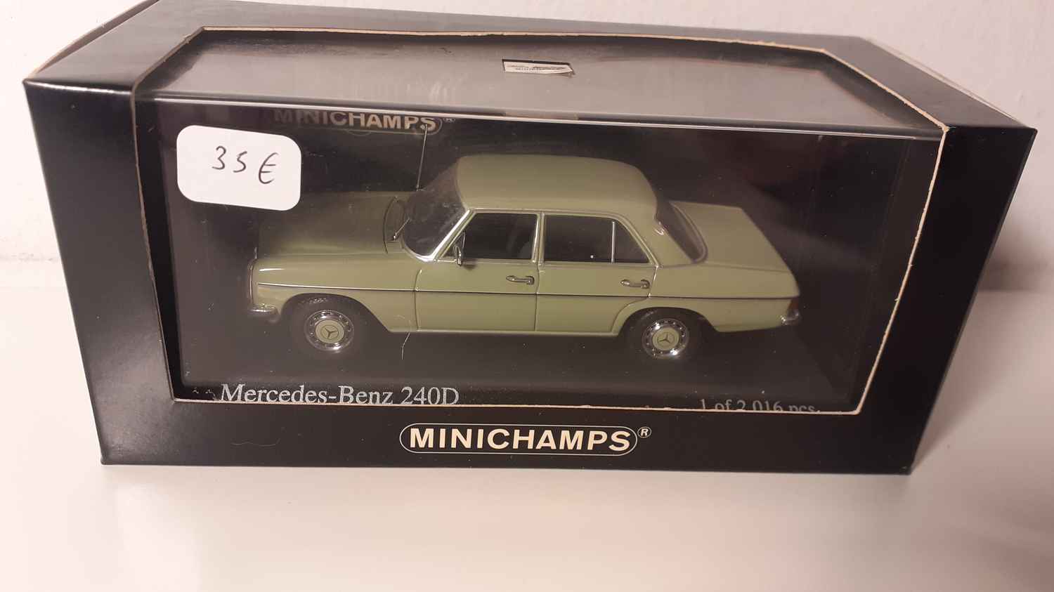 Mercedes-Benz 240D verte de 1973 (MINICHAMPS référence 400 034001)