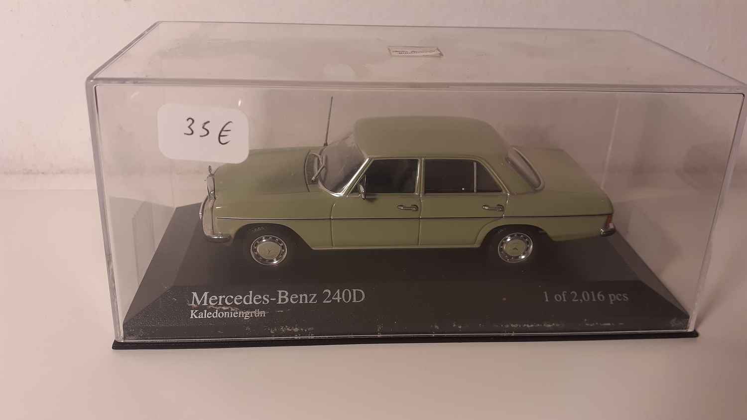 Mercedes-Benz 240D verte de 1973 (MINICHAMPS référence 400 034001)