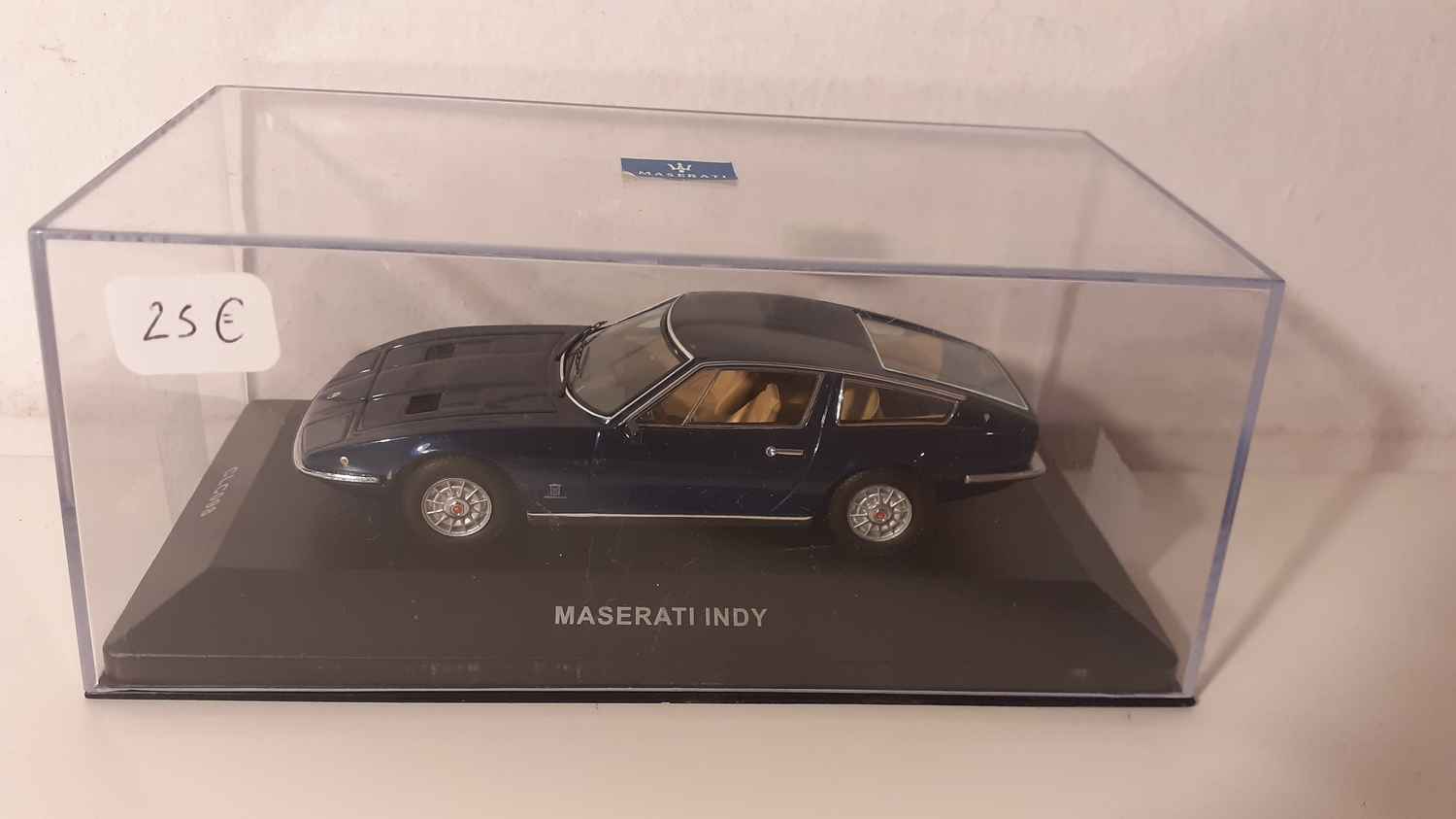 Maserati Indy bleue foncée