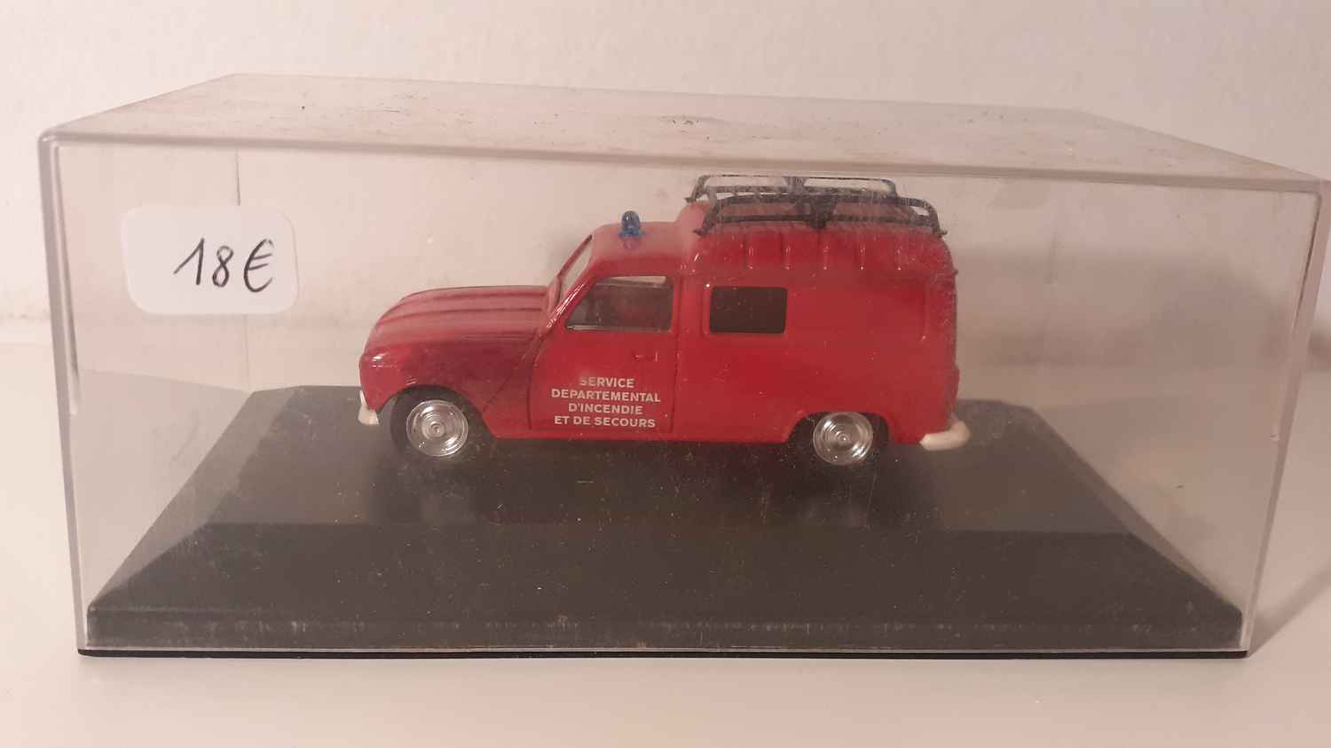 Renault 4 fourgonnette avec galerie de pompiers (service départemental d'incendie et de secours)