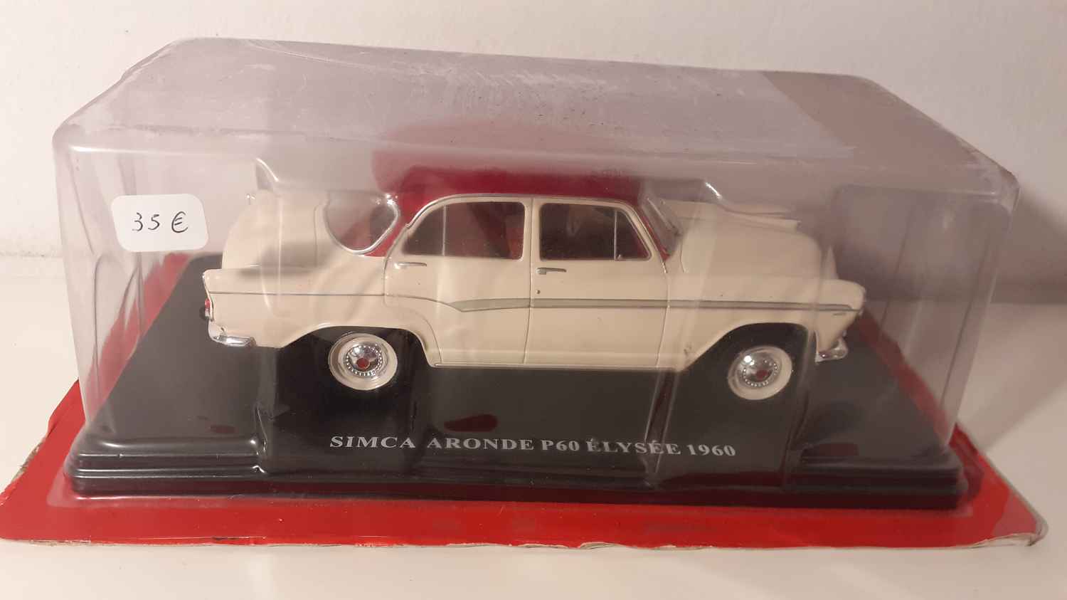 Simca Aronde P60 Elysée crème et toit bordeaux de 1960 (échelle 1/24ème)