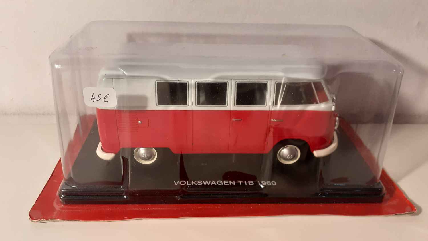 Volkswagen Combi T1B rouge et blanc de 1960 (échelle 1/24ème)