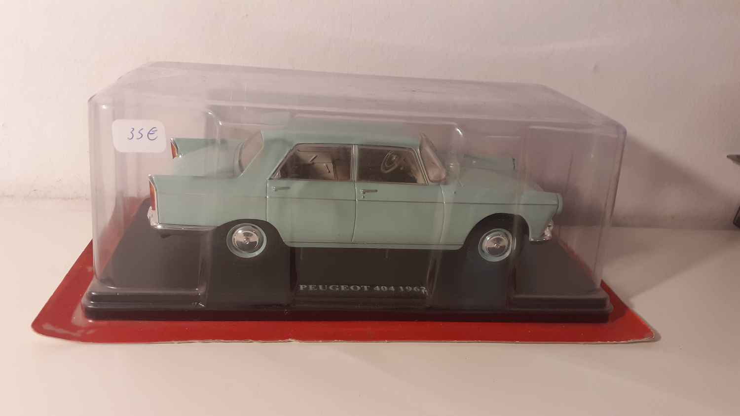 Peugeot 404 verte pâle? de 1962 (échelle 1/24ème)