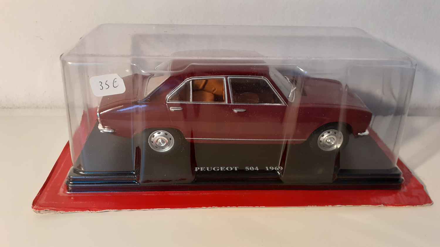 Peugeot 504 bordeaux de 1969 (échelle 1/24ème)