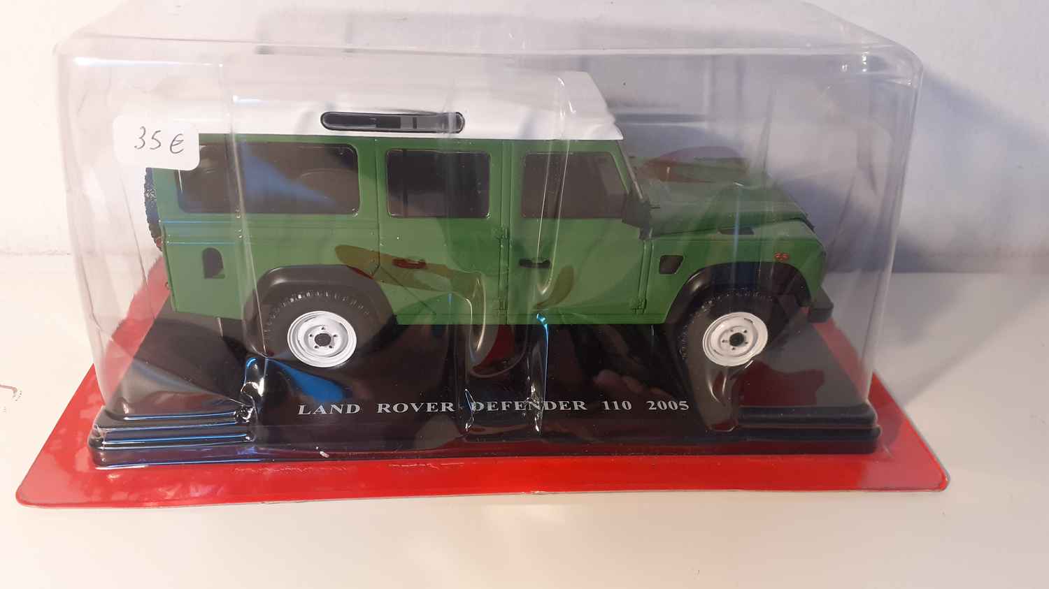 Land Rover DEFENDER 110 vert kaki et toit blanc de 2005 (échelle 1/24ème)