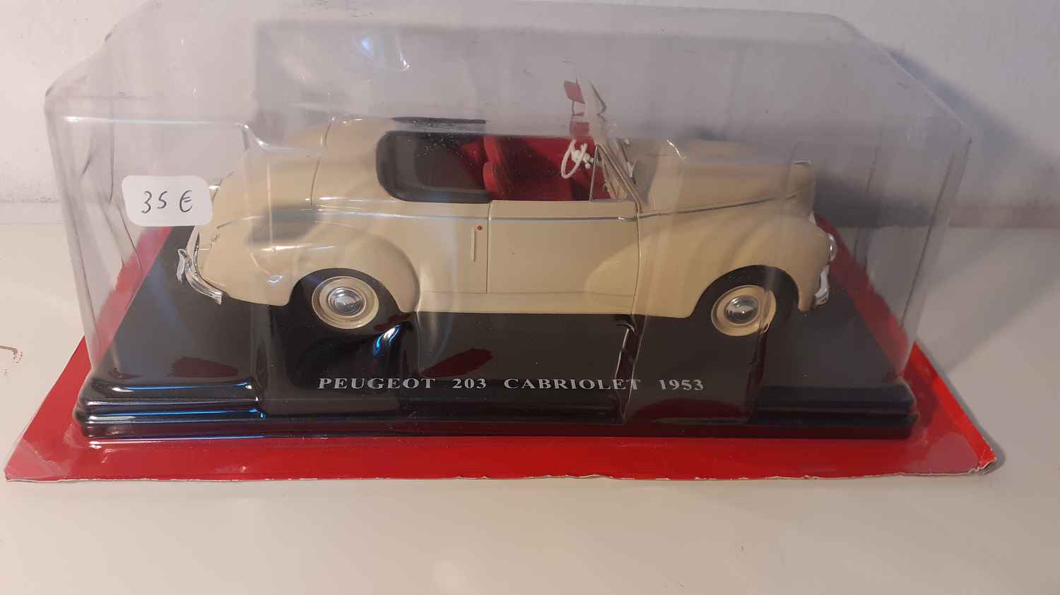 Peugeot 203 cabriolet couleur crème de 1953 (échelle 1/24ème)