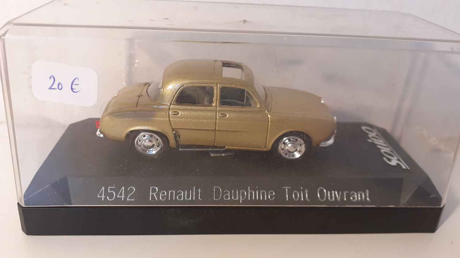 Renault Dauphine avec toit ouvrant de couleur? Solido référence 4542