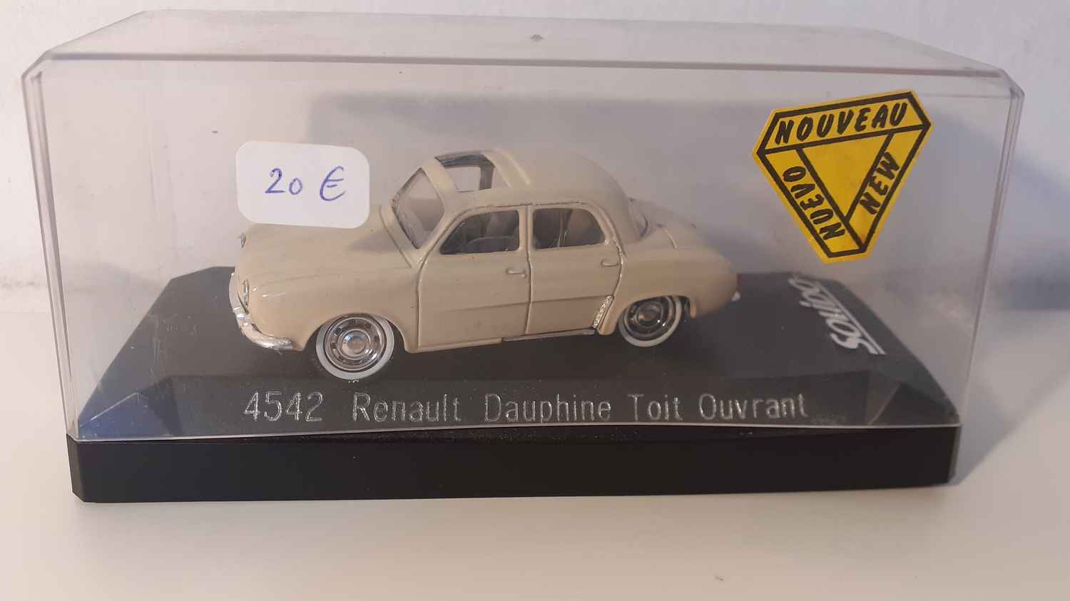 Renault Dauphine avec toit ouvrant de couleur beige foncé/marron clair? (avec boite en carton) Solido référence 4542