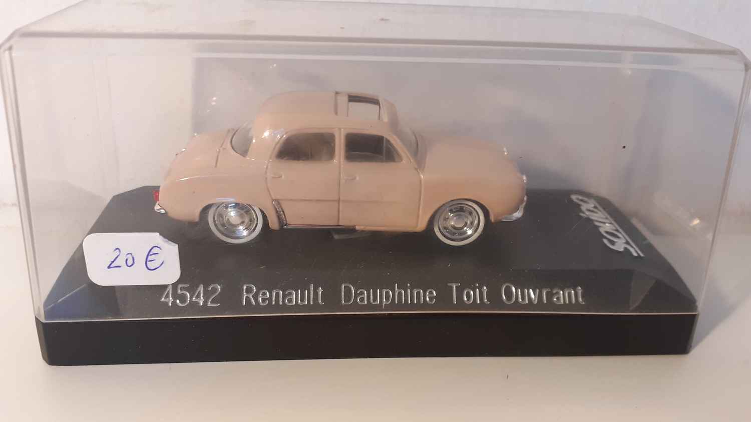 Renault Dauphine avec toit ouvrant de couleur marron clair (avec boite en carton) Solido référence 4542