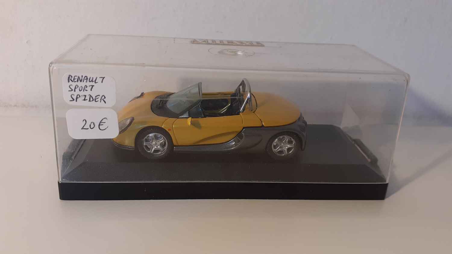 Renault Sport Spider jaune ocre?