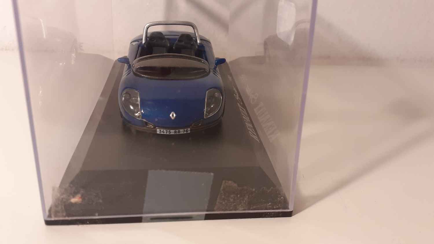 Renault Spider bleue de 1996