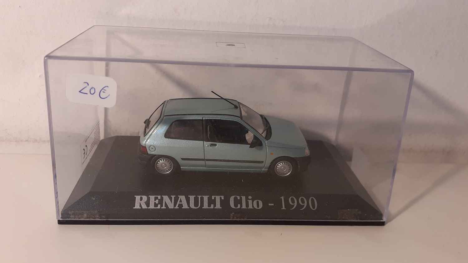 Renault Clio bleu/vert de 1990