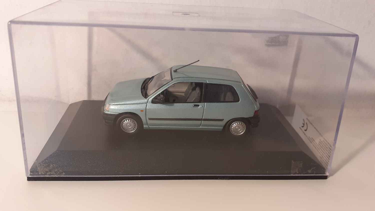 Renault Clio bleu/vert de 1990