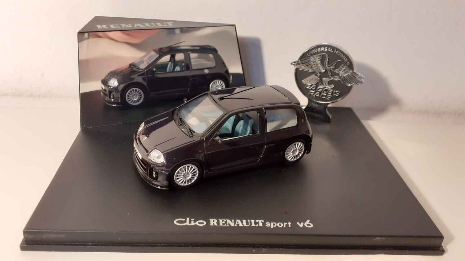 Renault Clio sport V6 violette très foncée