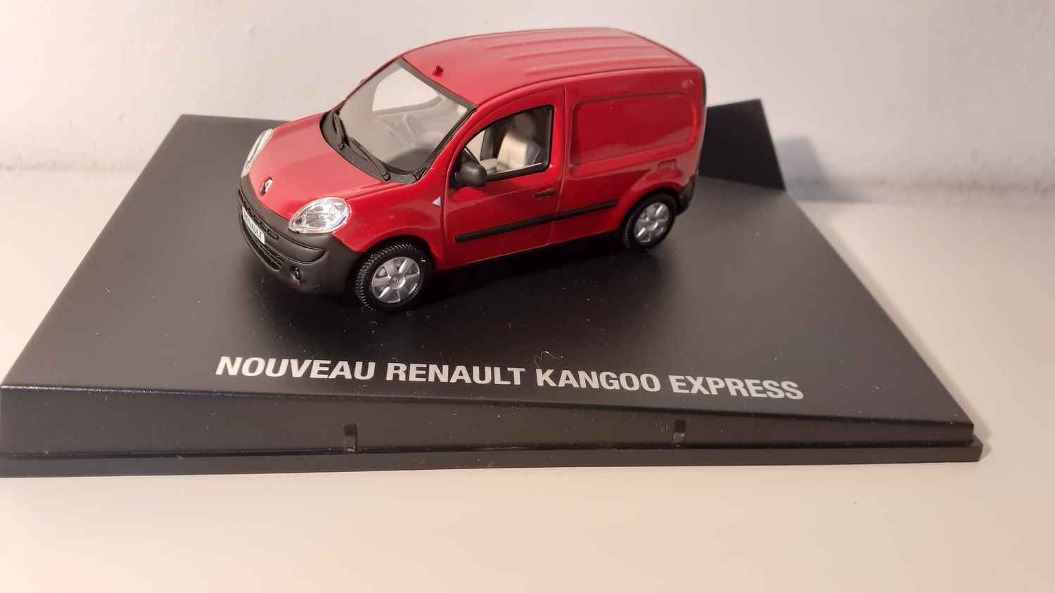 Renault Kangoo Express rouge foncé (boite rectangle)