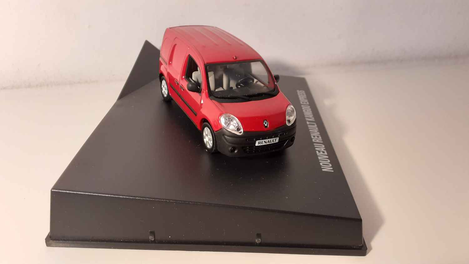 Renault Kangoo Express rouge foncé (boite rectangle)