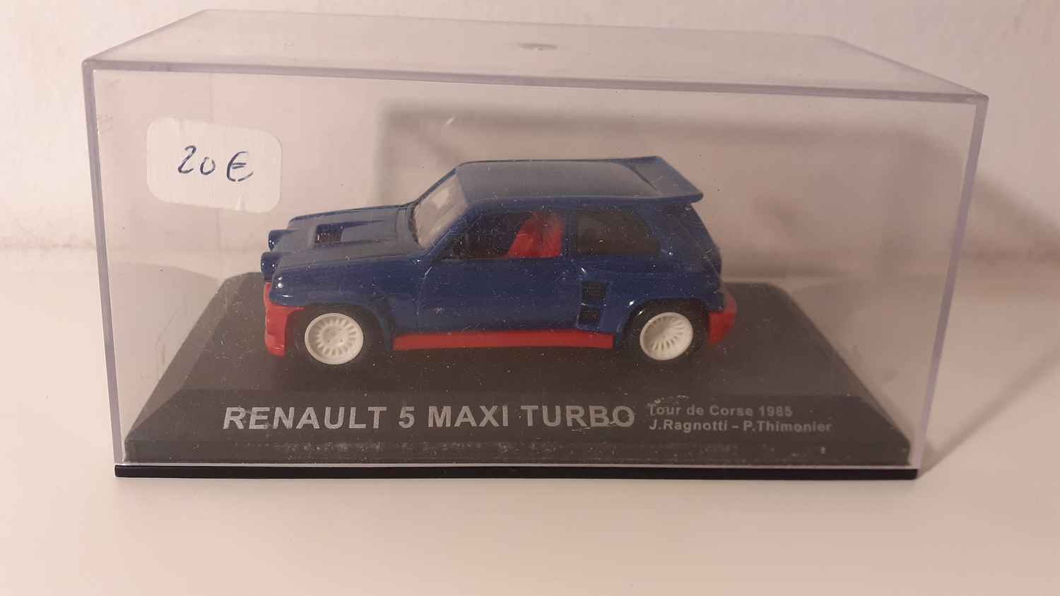 Renault 5 Maxi Turbo bleue et bas de caisse rouge - Tour de Corse 1985