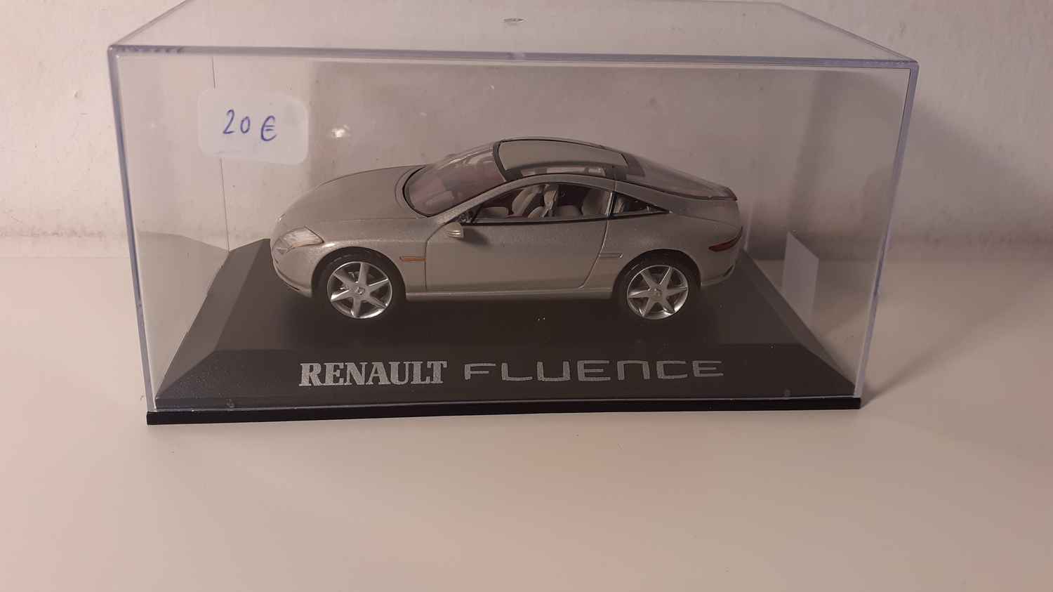 Renault Fluence grise (avec le nom sur le socle)