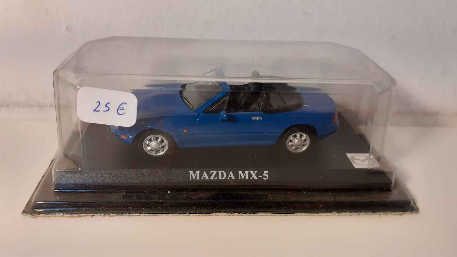 Mazda MX-5 bleue