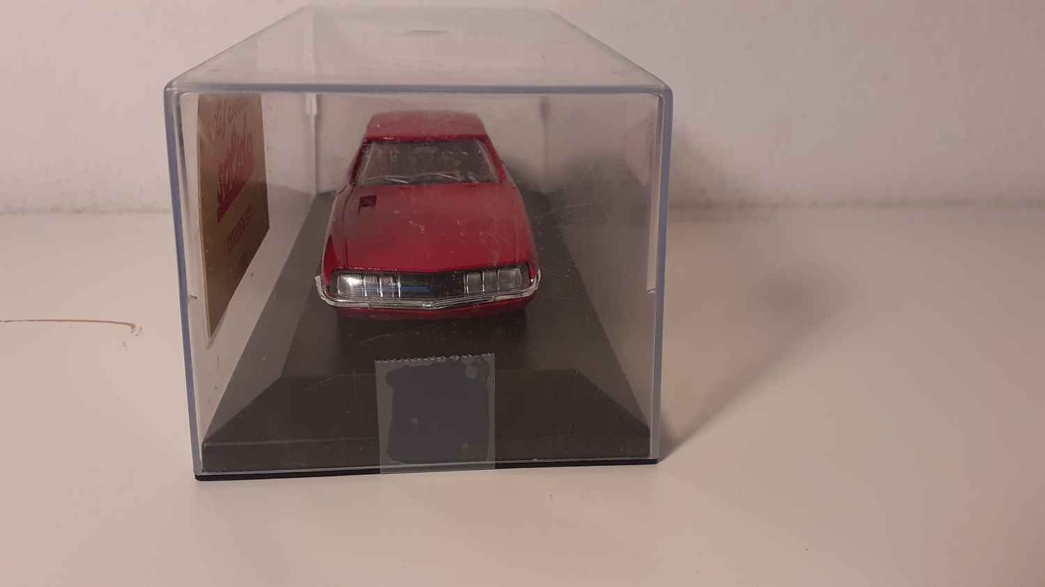 Citroën SM rouge de 1970 (boite plexi)