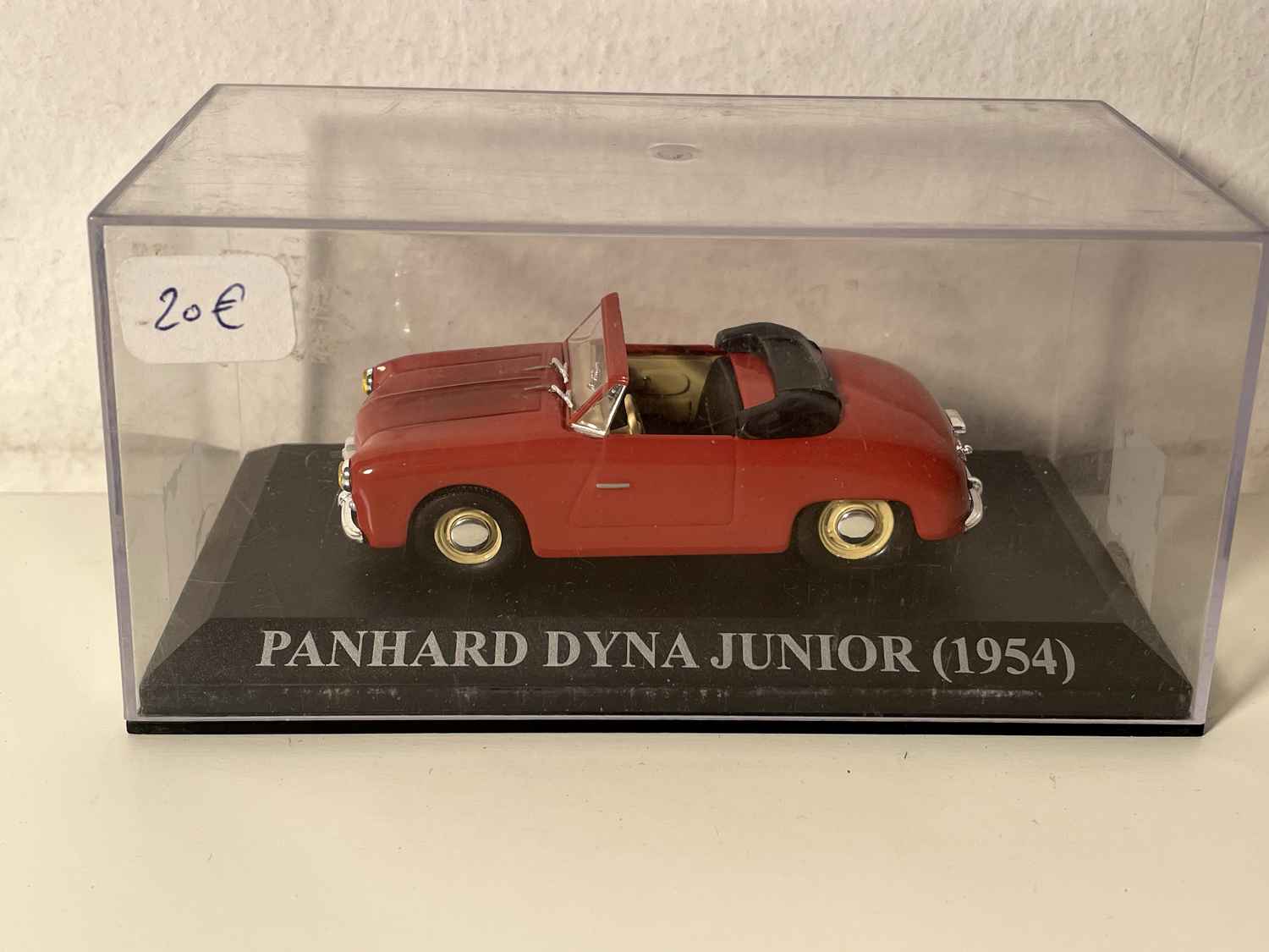 Panhard Dyna Junior rouge de 1954