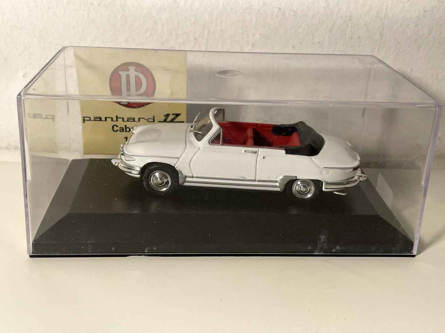 Panhard PL 17 cabriolet blanche de 1961 (boite plexi)