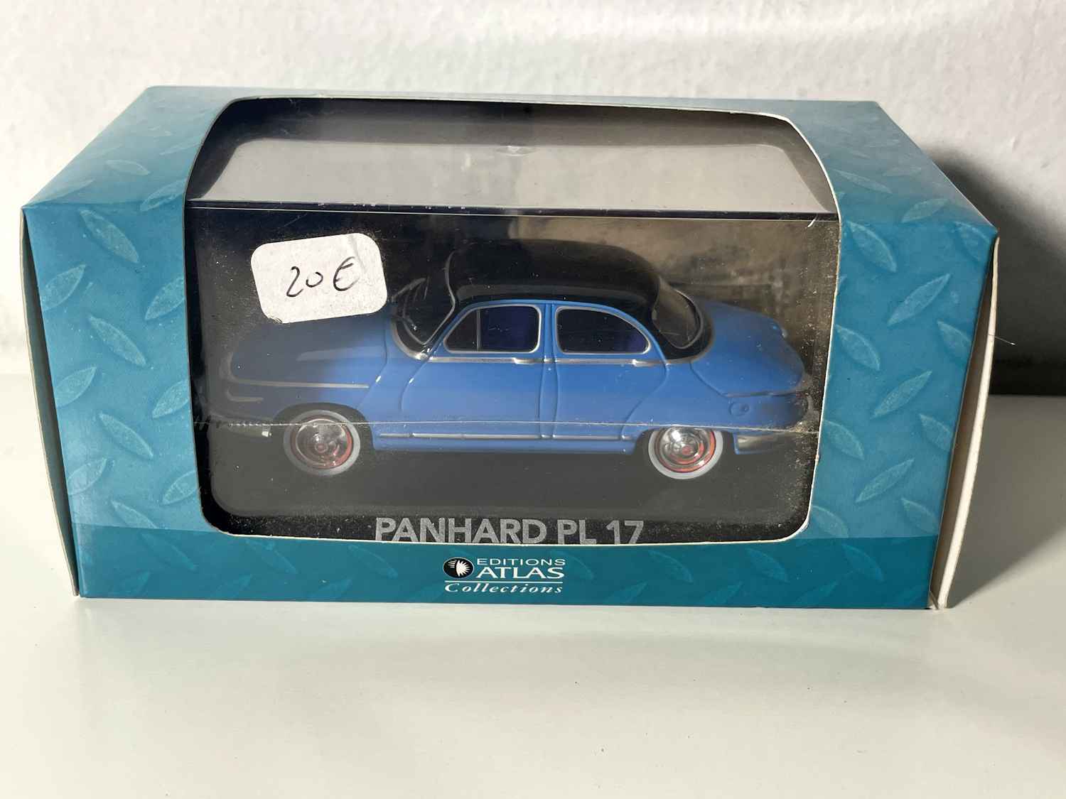 Panhard PL 17 bleue et toit noir