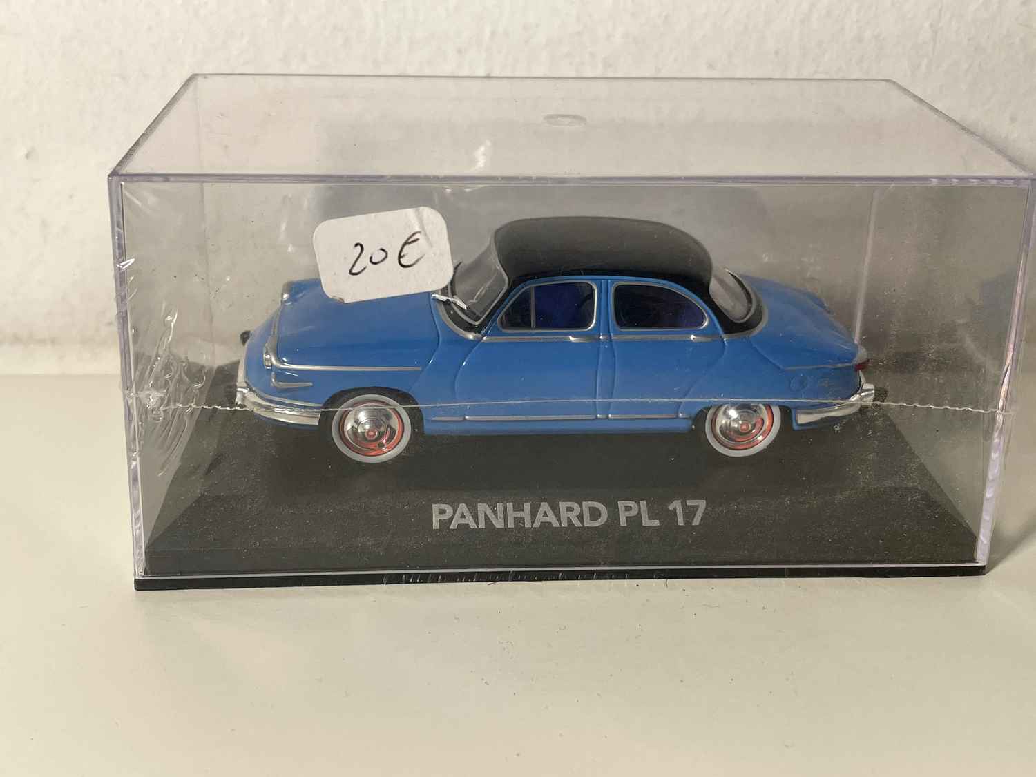 Panhard PL 17 bleue et toit noir